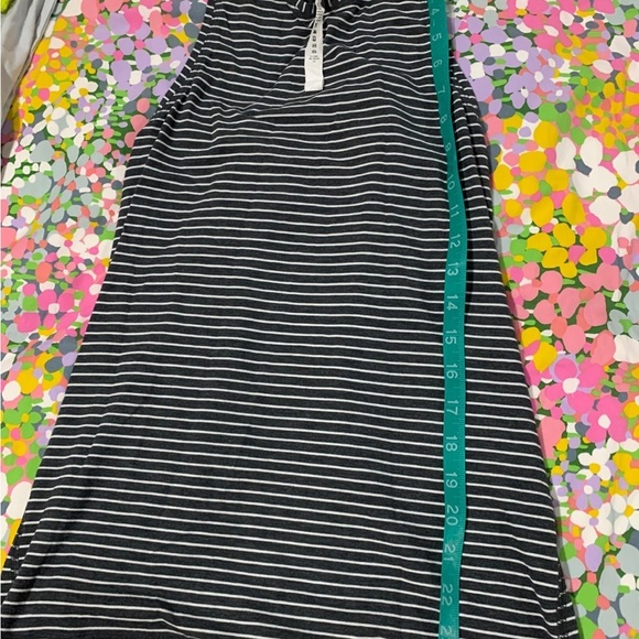 All tied up tank lululemon. Size 4 - Picture 4 of 4